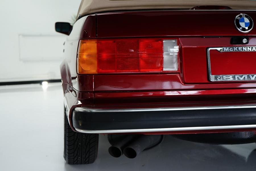 Детали экстерьера BMW 325i Convertible (Calypso Red) 1990 года  (фото 41 из 190)